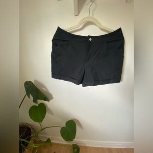 Women’s black size 6 Zyia shorts